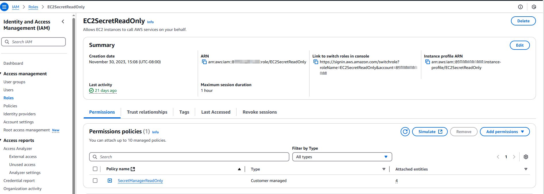 The image shows the AWS role details page. On the Permissions tab under "Permissions policies," the SecretManagerReadOnly customer-managed policy is assigned.
